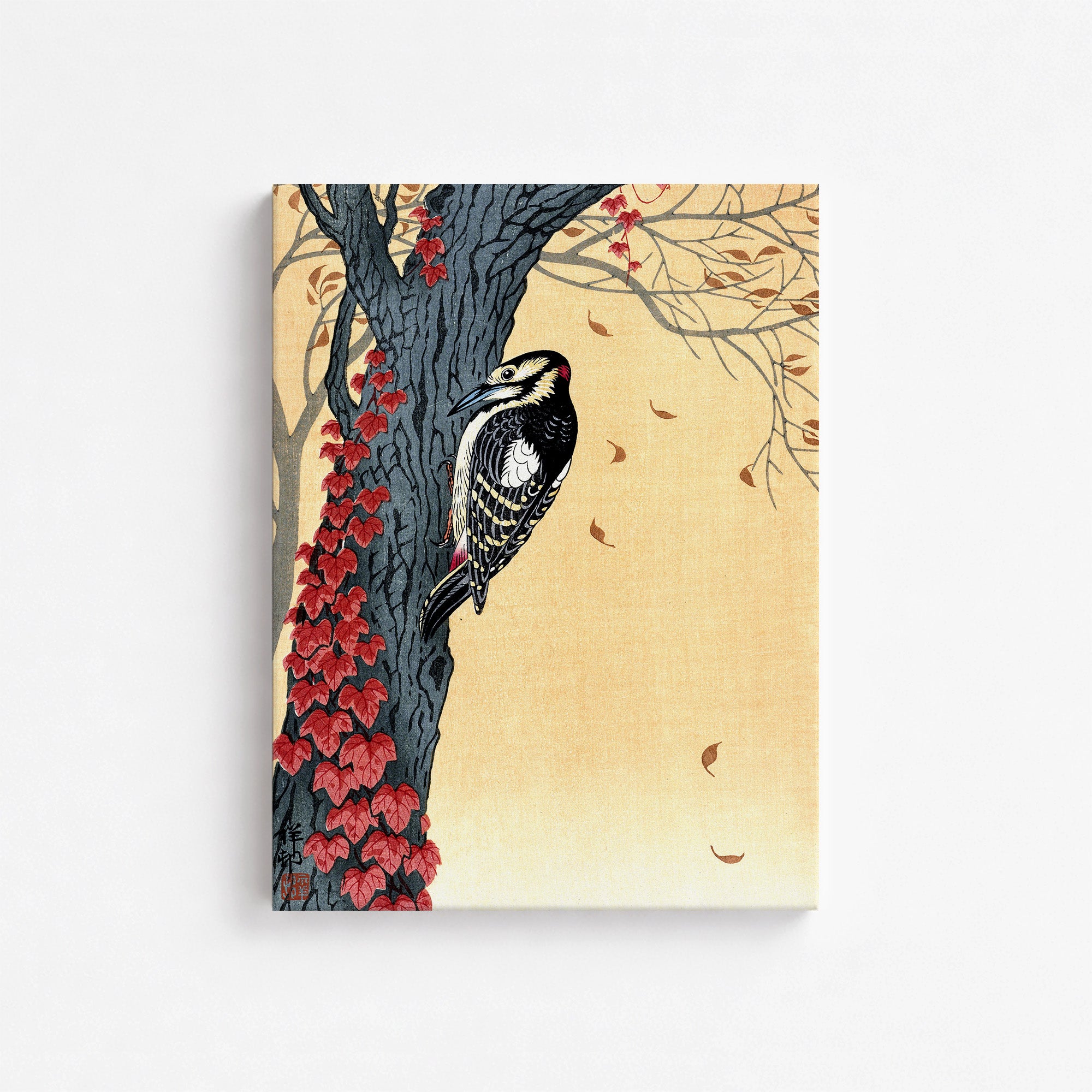 Pic épeiche dans un arbre avec du lierre rouge