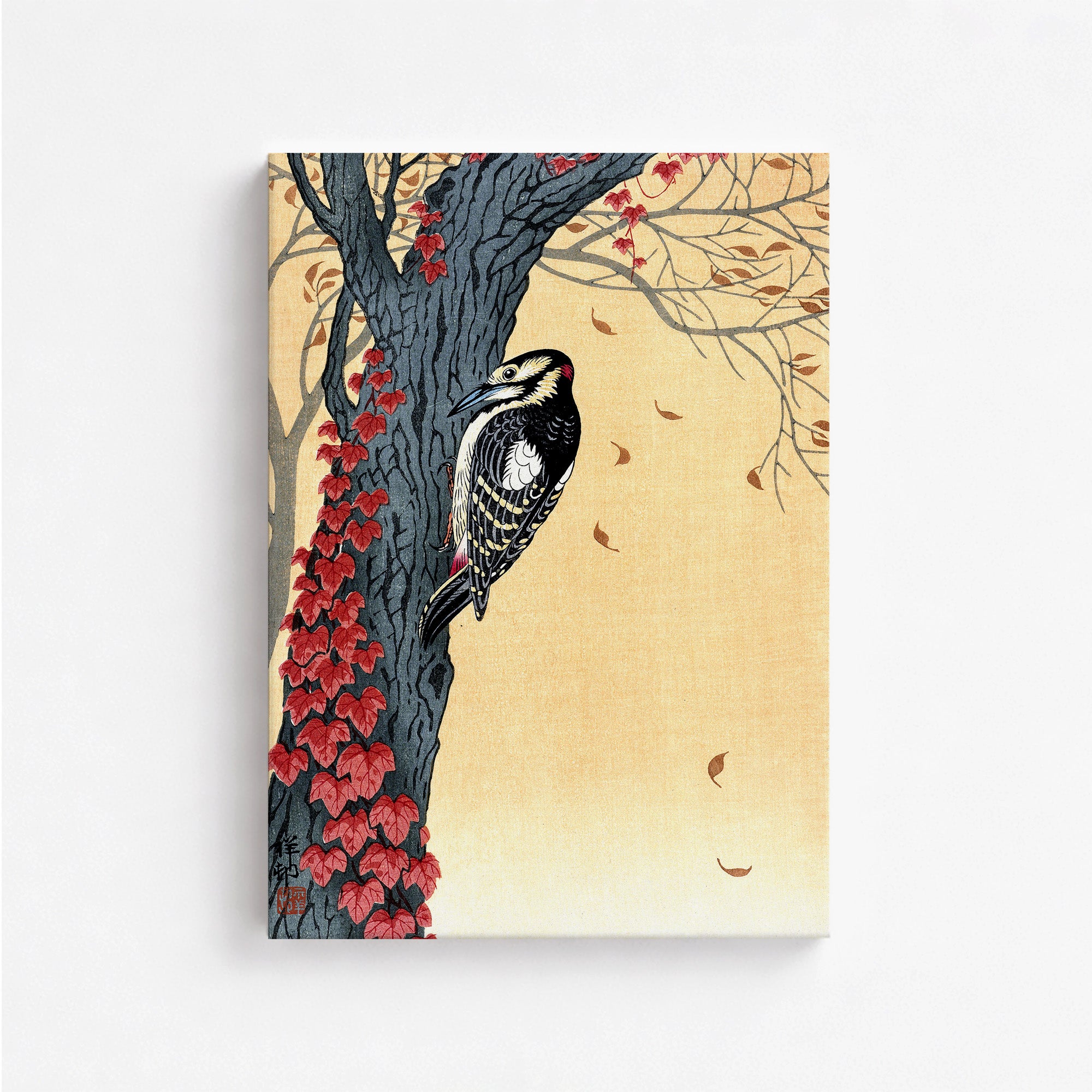 Pic épeiche dans un arbre avec du lierre rouge