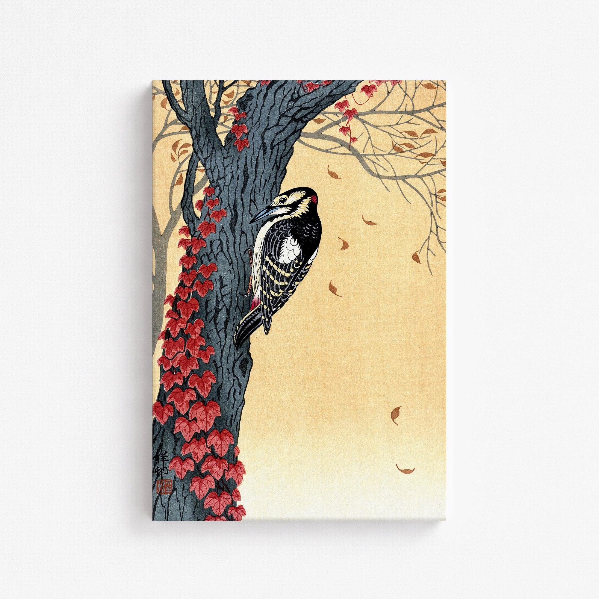 Pic épeiche dans un arbre avec du lierre rouge