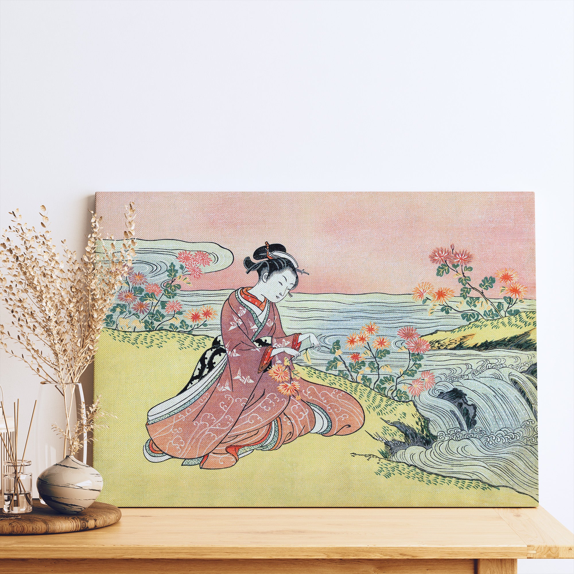 Frau pflückt Chrysantheme