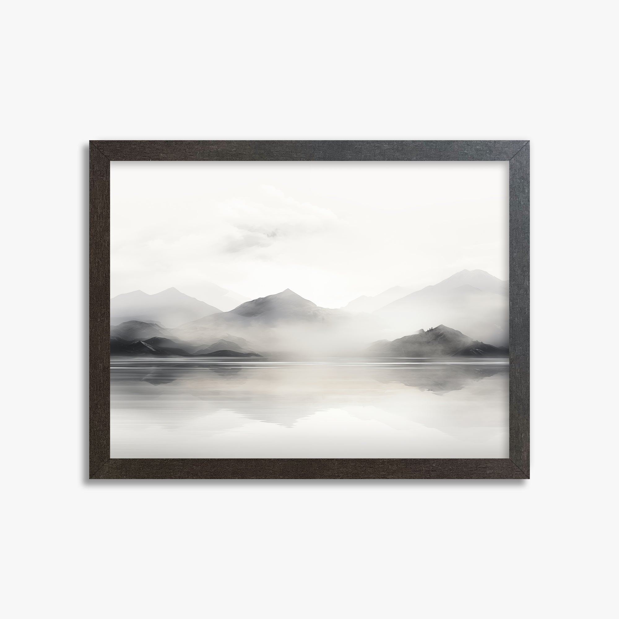 Riflesso di montagna nebbiosa