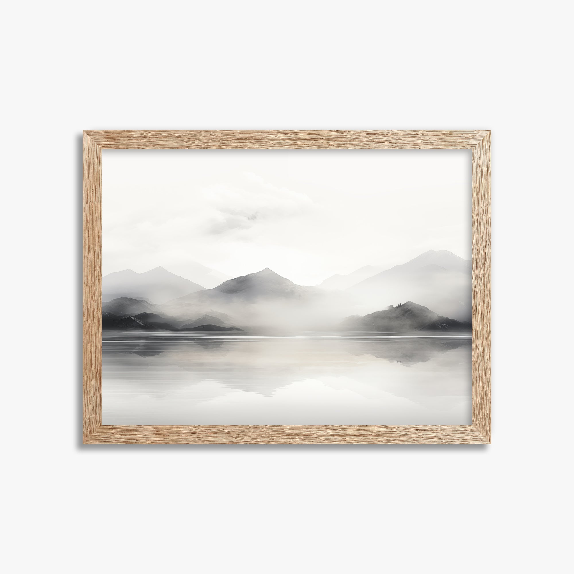 Riflesso di montagna nebbiosa