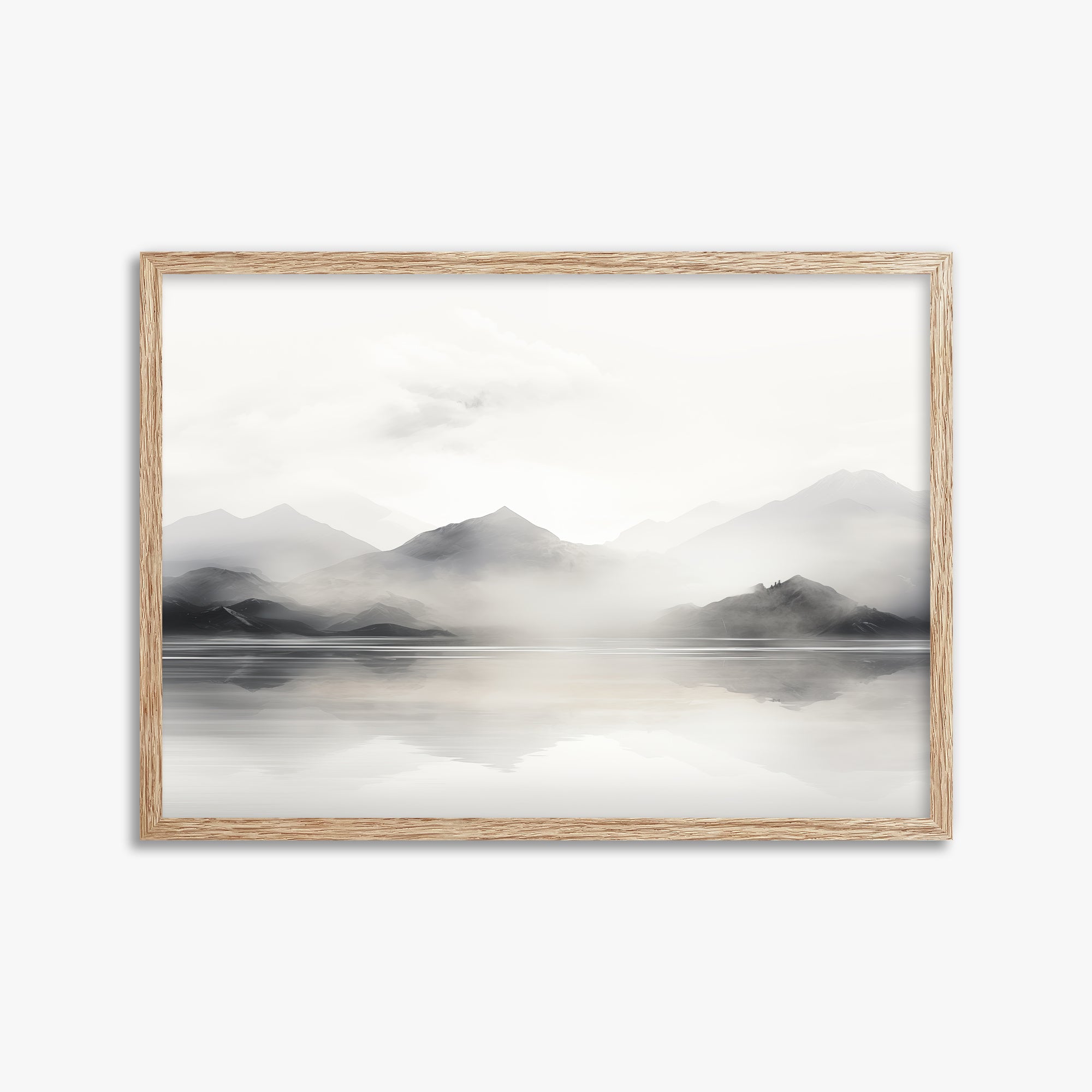 Riflesso di montagna nebbiosa