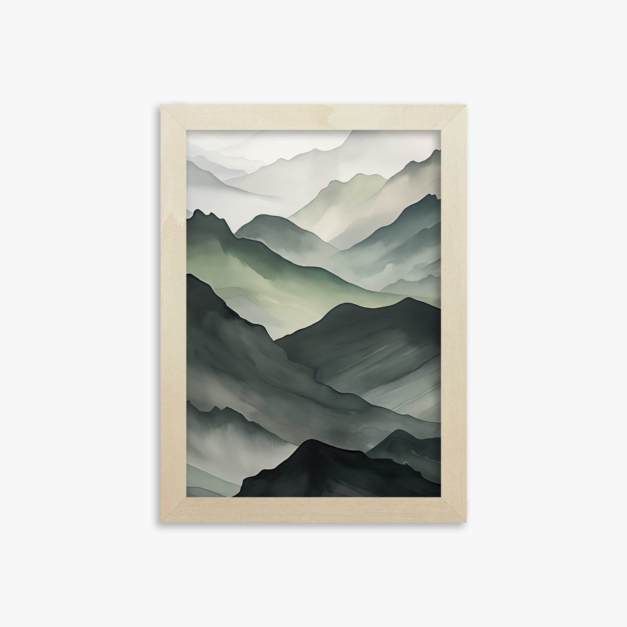 Strati di montagna nebbiosa