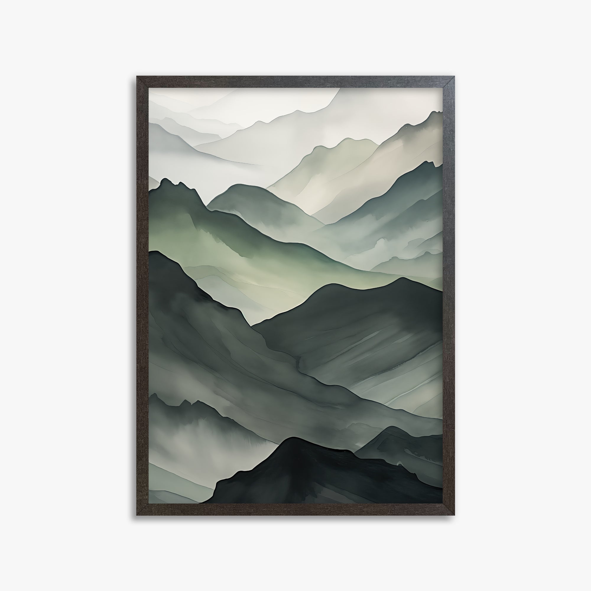 Strati di montagna nebbiosa