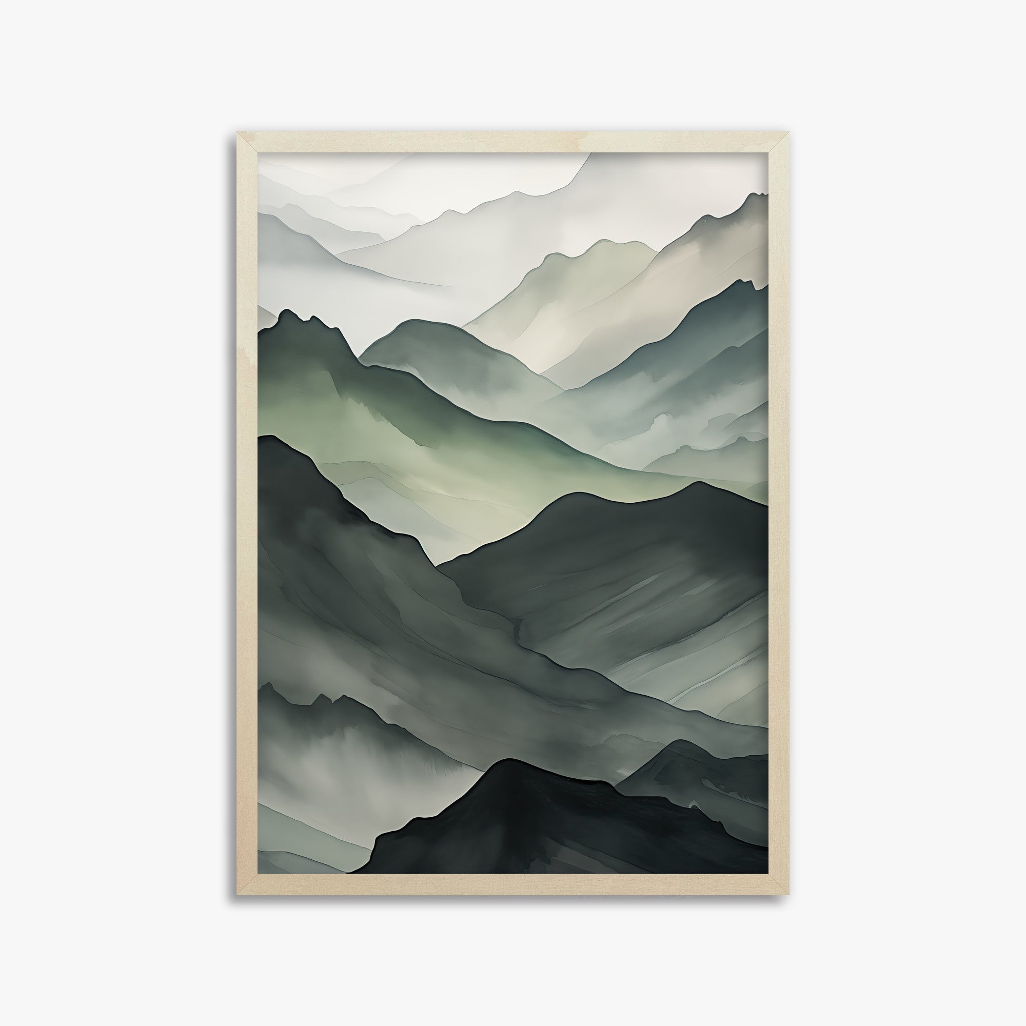 Strati di montagna nebbiosa