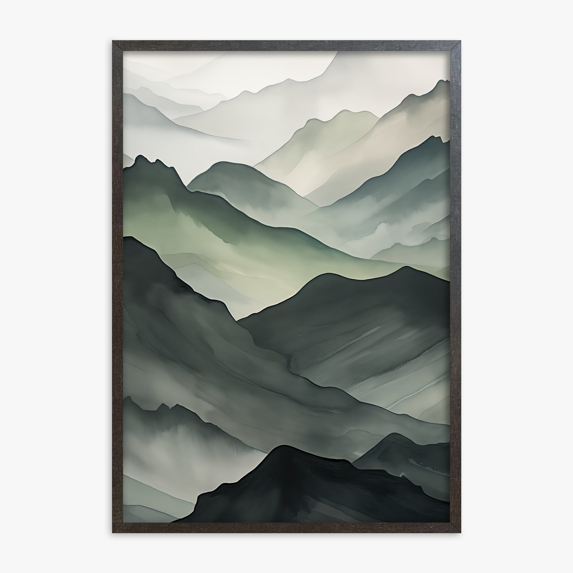 Strati di montagna nebbiosa
