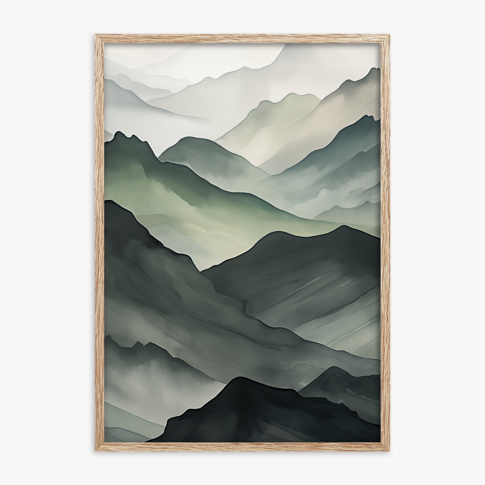 Strati di montagna nebbiosa