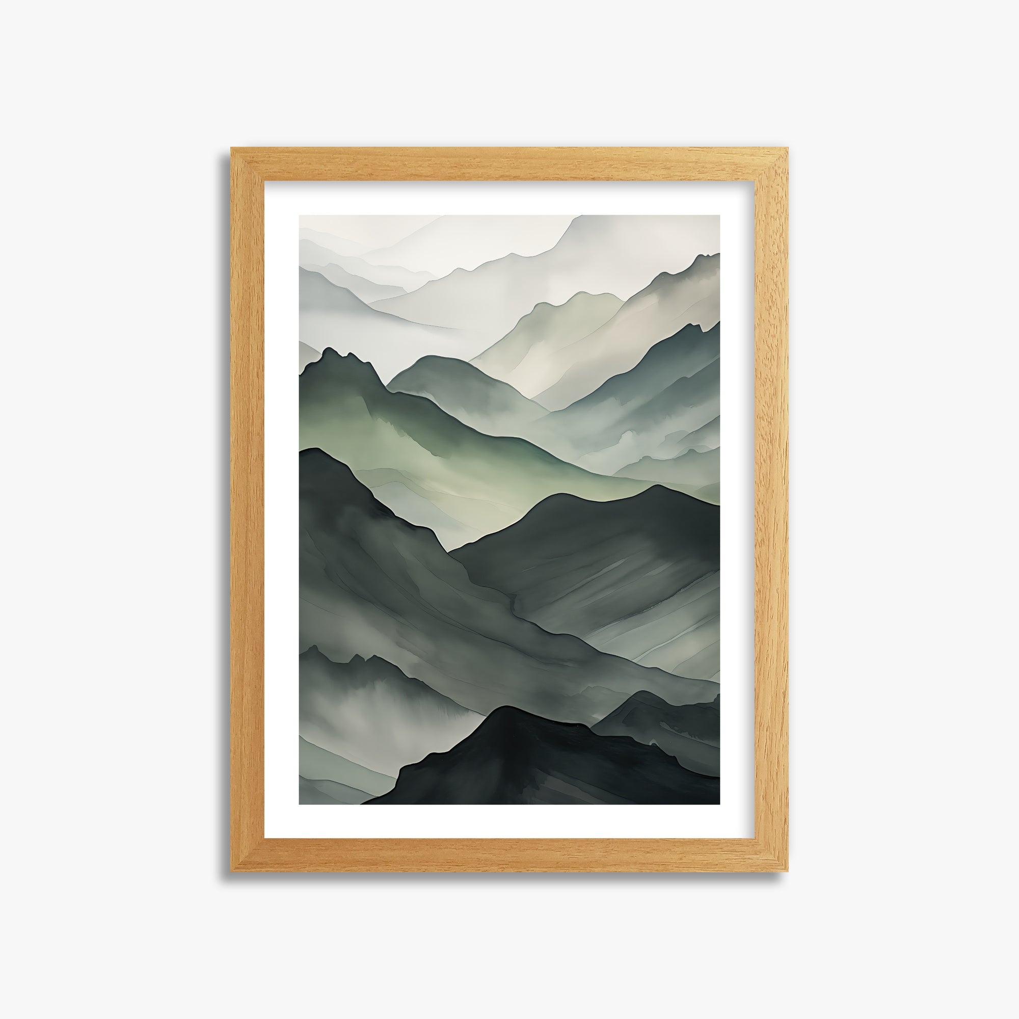 Strati di montagna nebbiosa