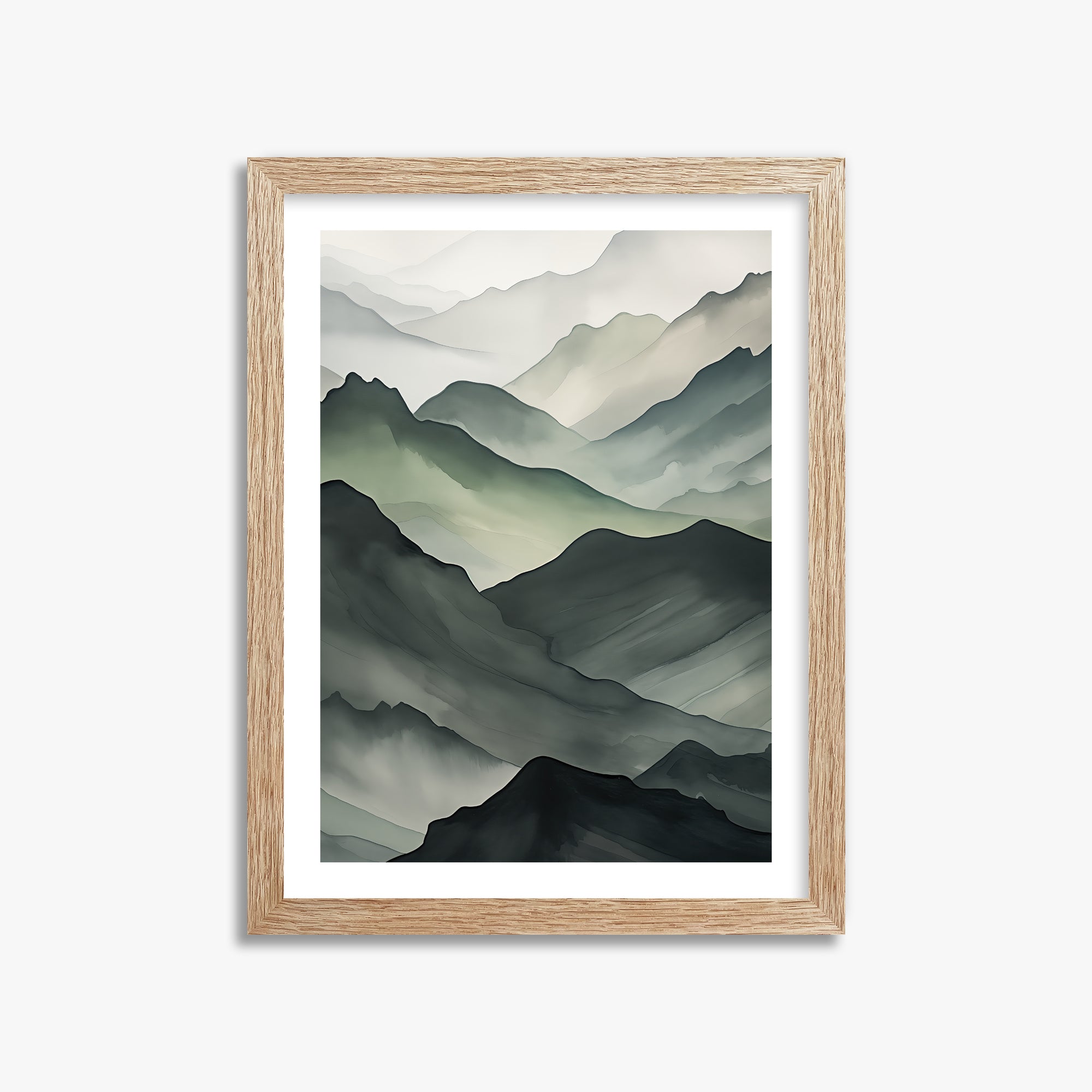 Strati di montagna nebbiosa