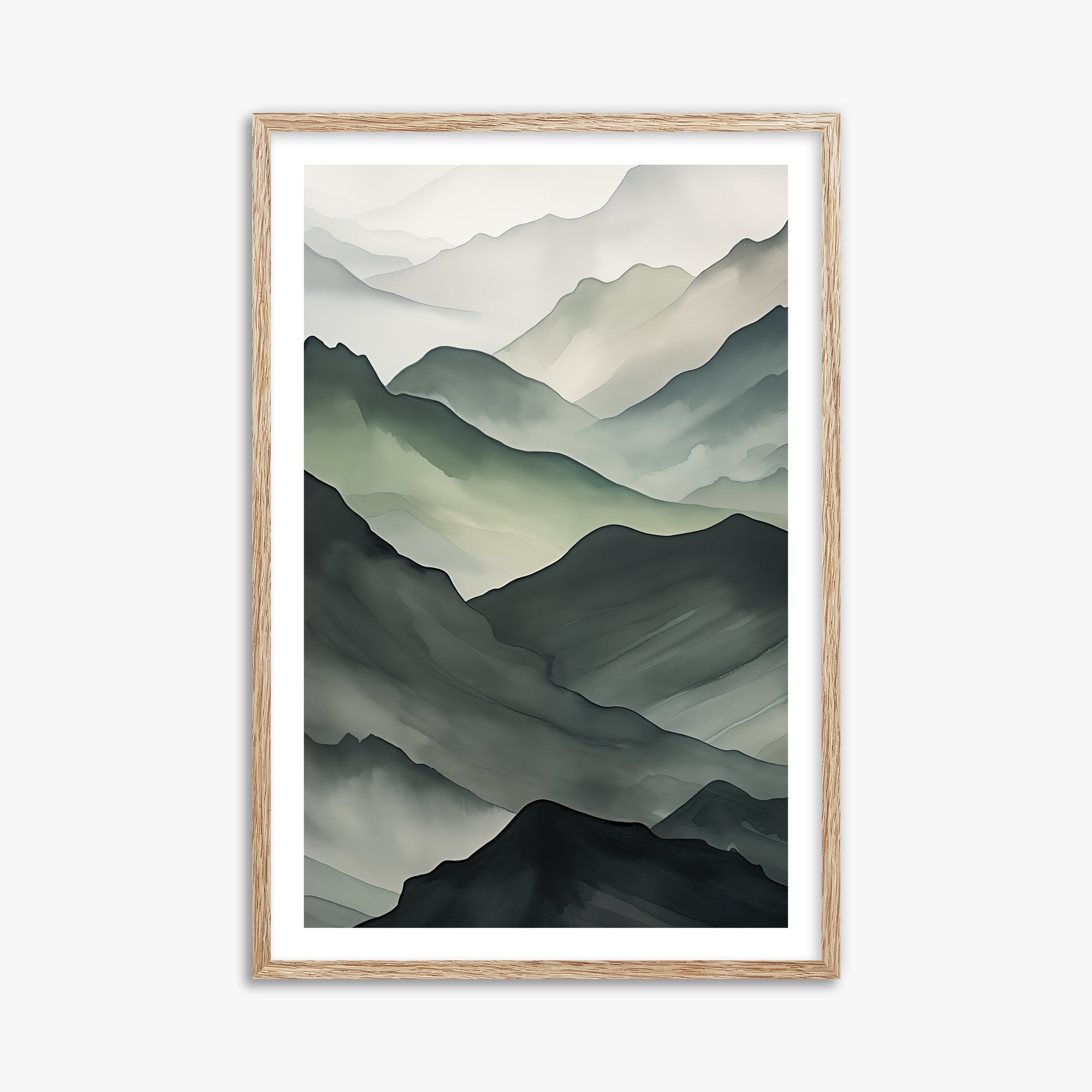 Strati di montagna nebbiosa