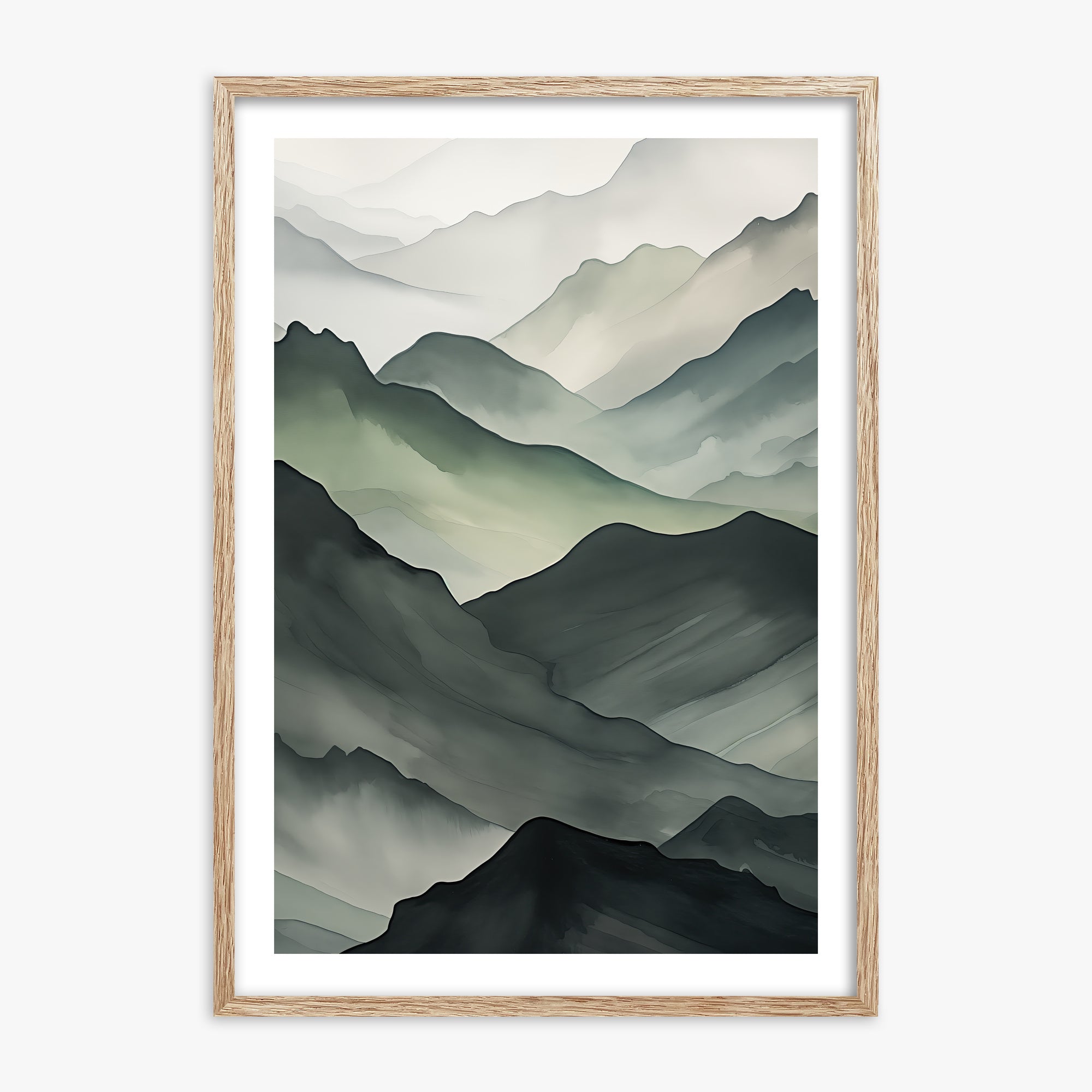 Strati di montagna nebbiosa