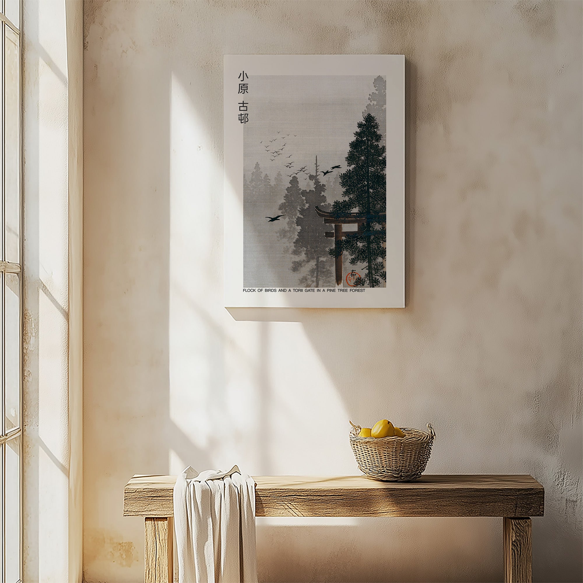 Vogelschwarm und Torii-Tor in einem Kiefernwald - Galeriestil
