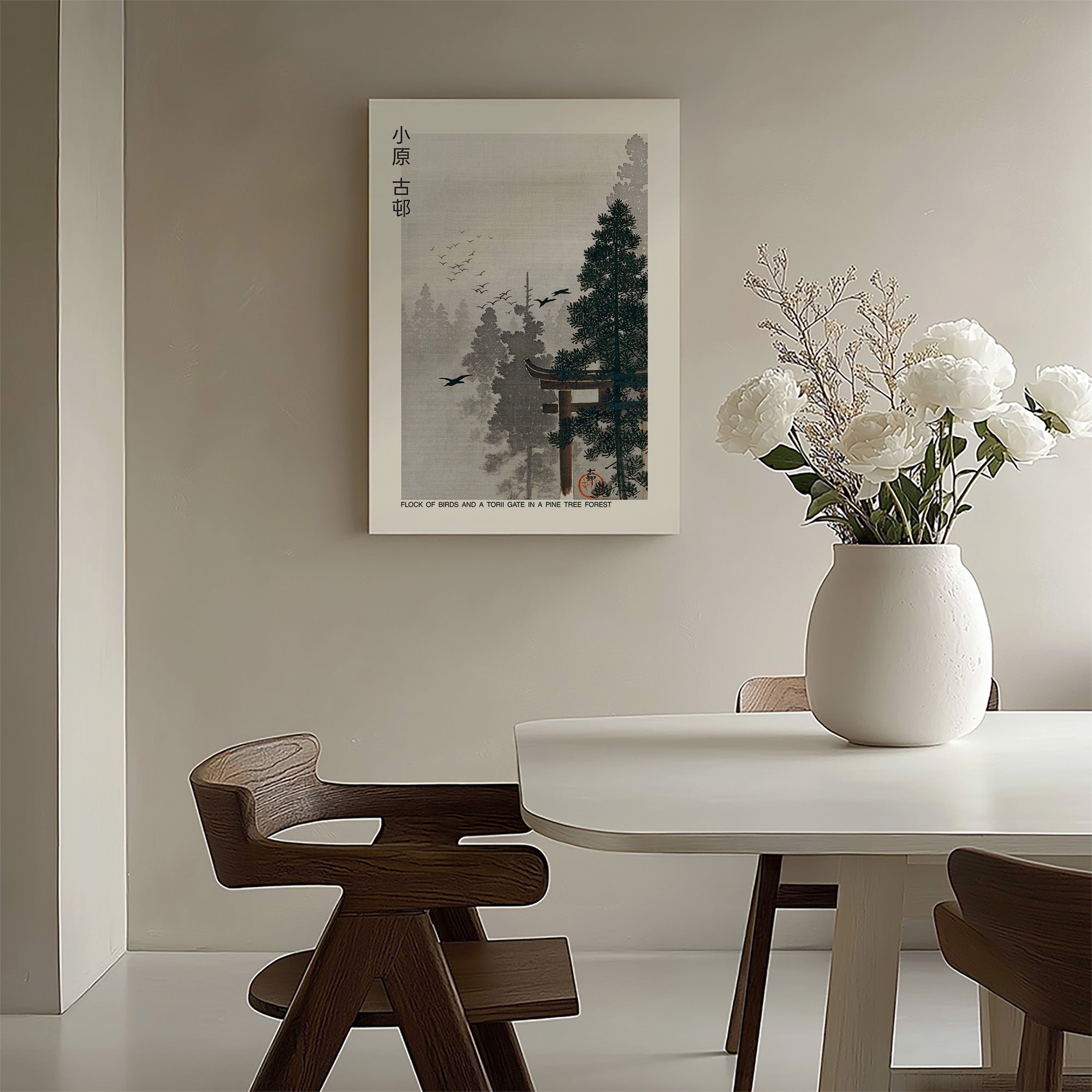 Vogelschwarm und Torii-Tor in einem Kiefernwald - Galeriestil
